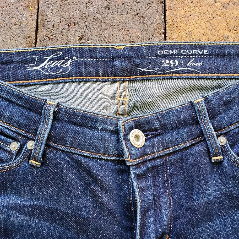 EUC Levi's Demi Curve Bootcut Med Blue Jeans 29×34 - Picture 2 of 8